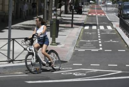 Una mujer circula en Bicimad por el carril bici segregado de Santa Engracia.