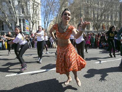 Bailarines ataviados con ropajes indios animaron la actuaci&oacute;n en el paseo del Prado.