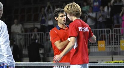 Andújar felicita a Rublev tras la derrota.