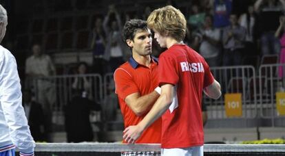 And&uacute;jar felicita a Rublev tras la derrota.