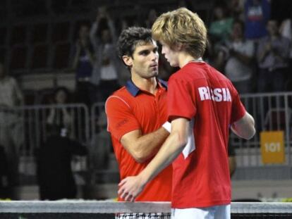 And&uacute;jar felicita a Rublev tras la derrota.