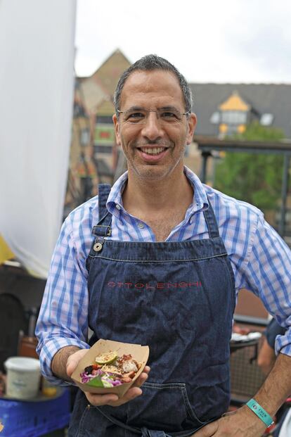 Yotam Ottolenghi con su uniforme y materias primas.