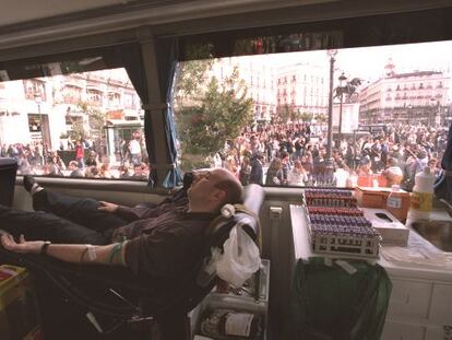 Un hombre dona sangre en la unidad móvil de la Puerta del Sol en 2004.