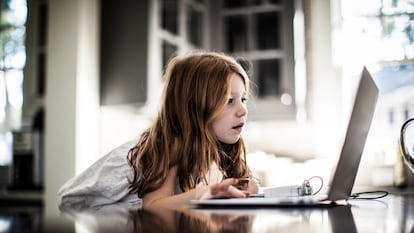 Una niña de seis años usando un ordenador.