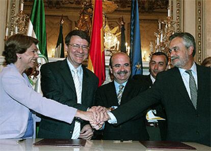 Magdalena Álvarez, Jordi Sevilla, Gaspar Zarrías y José Antonio Griñán estrechan sus manos tras la firma del acuerdo.