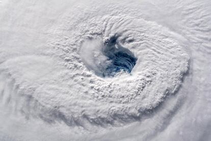 Fotografía cedida por la NASA muestra el ojo del huracán Florence sobre el océano Atlántico.