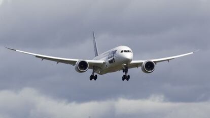 Un Boeing 787 Dreamliner aterriza tras el vuelo de certificación