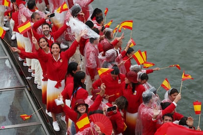 Los atletas del equipo español saludan a los espectadores durante su recorrido en barco por el río Sena, este viernes.