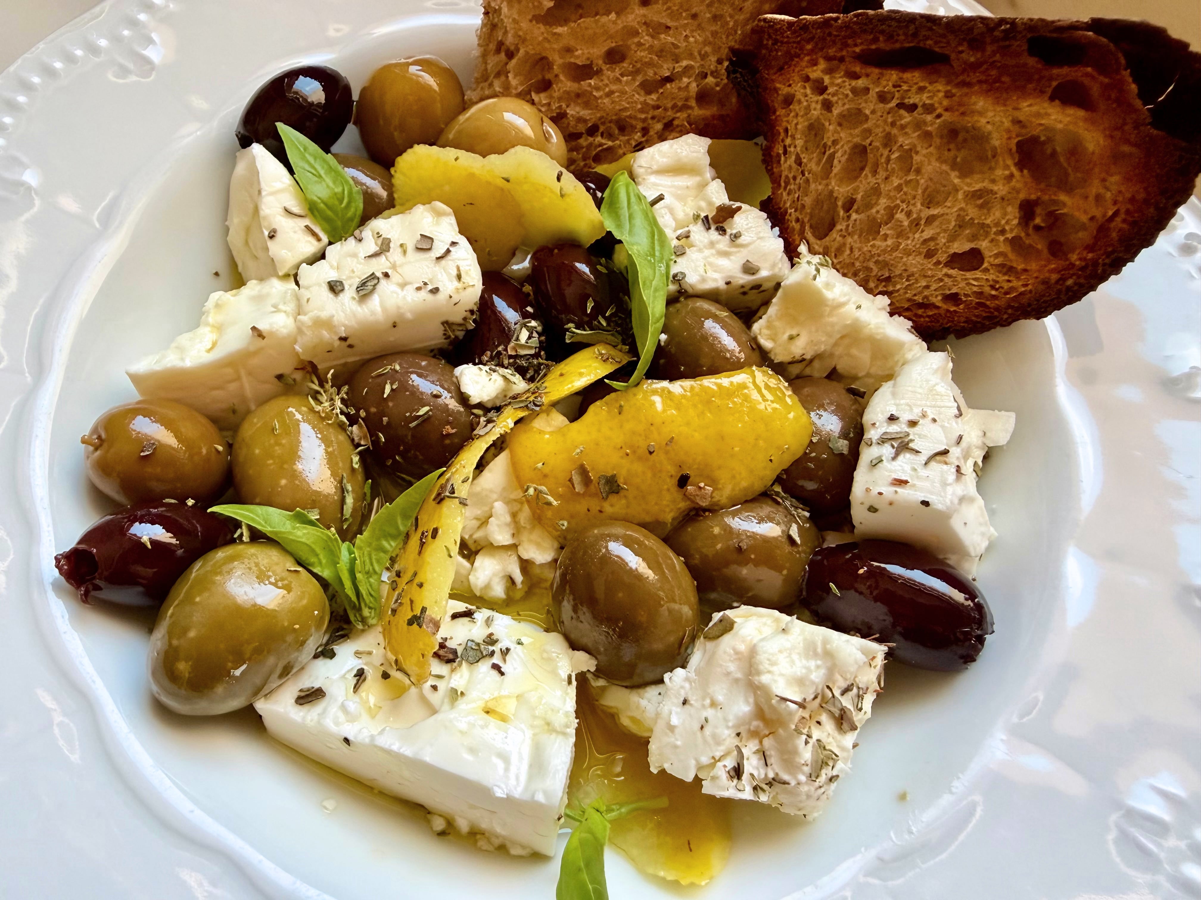 Aceitunas marinadas con limón, orégano y feta