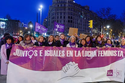 La ministra de Educación, Pilar Alegría (cuarta por la izquierda) sostiene la pancarta en la manifestación para celebrar el 8M, el pasado sábado en Zaragoza.