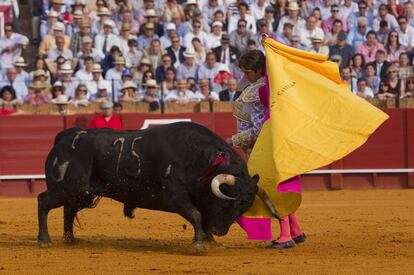 Sebastian Castella torea con el capote a su primer toro en la Maestranza.