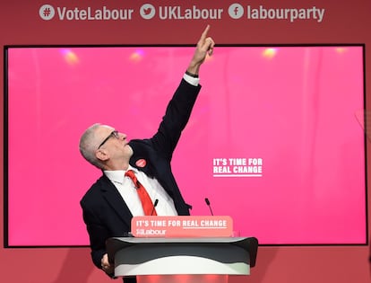 Jeremy Corbyn, líder del Partido Laborista del Reino Unido, hace un gesto ante el lanzamiento del manifiesto electoral de su partido en Birmingham, el 21 de noviembre.