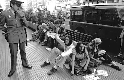 Varios estudiantes no admitidos en Medicina en la Universidad Complutense se encadenaron en plena Gran Vía de Madrid en 1976.