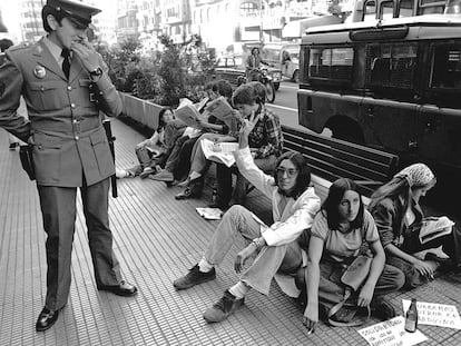 Varios estudiantes no admitidos en Medicina en la Universidad Complutense se encadenaron en plena Gran Vía de Madrid en 1976.