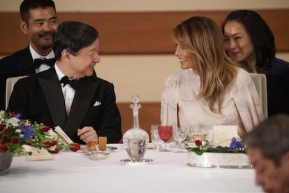 La primera dama de Estados Unidos, Melania Trump, conversa con el emperador Naruhito durante el banquete de estado ofrecido este lunes en la capital japonesa.