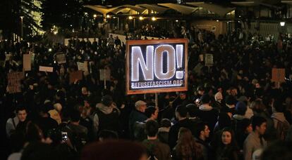 Una multitud se manifiesta en contra el escritor ultraderechista Milo Yiannopoulos, en la Plaza Sproul de Berkeley.