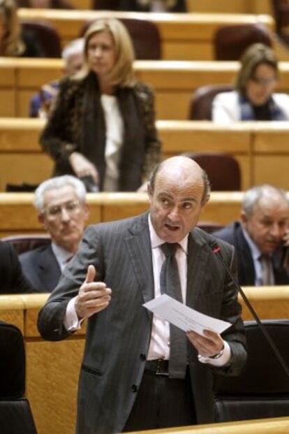 Luis de Guindos en la sesión de control al Gobierno en el Senado.