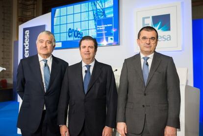 Borja Prado, presidente de Endesa (en el centro), junto al consejero delegado, Jos&eacute; Bogas (a la izquierda), y el director financiero, Paolo Bondi, en un acto reciente en la Bolsa de Madrid