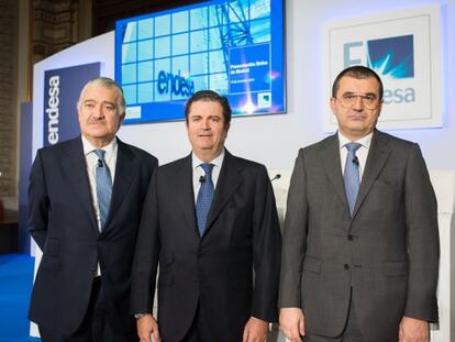 Borja Prado, presidente de Endesa (en el centro), junto al consejero delegado, Jos&eacute; Bogas (a la izquierda), y el director financiero, Paolo Bondi, en un acto reciente en la Bolsa de Madrid