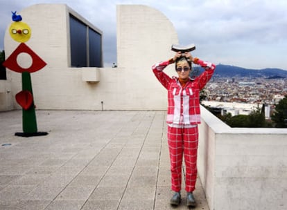 Pipilotti Rist, ayer en la Fundación Miró con el premio que le han concedido.