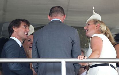 Tom Cruise conversa con Zara Phillips, nieta de la reina Isabel II, en las carreras del Glorious Goodwood Ladies en West Sussex (Reino Unido).