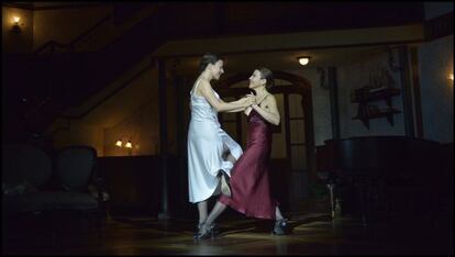 Míriam Iscla, izquierda, y Emma Vilarasau, en una escena de Barcelona.
