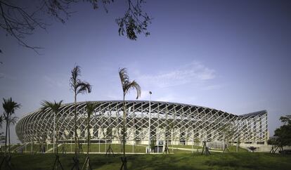 Cubierto con 8844 paneles solares y diseñado en forma de semiespiral, como la cola enroscada de un dragón (con un extremo abierto para dejar a la vista los 55.000 coloridos asientos), el estadio nacional de Kaohsiung (Taiwan), proyecto del arquitecto japonés Toyo Íto, genera toda la energía que necesita para su funcionamiento, e incluso suministra electricidad al barrio.