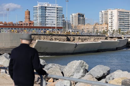 Destrozos en el paseo marítimo de Barcelona, a la altura de la playa de la Mar Bella, el 5 de noviembre, tras un temporal de viento y mala mar.