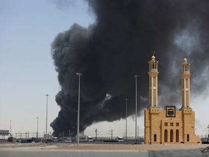 El humo sale de una instalación de almacenamiento de petróleo de la saudí Aramco.