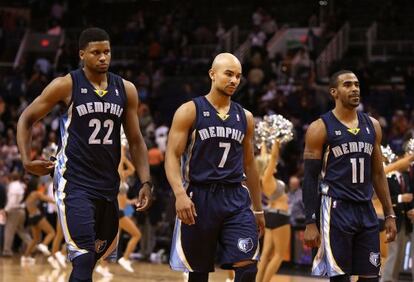 Rudy Gay, Jerryd Bayles y Mike Conley se retiran tras la derrota.