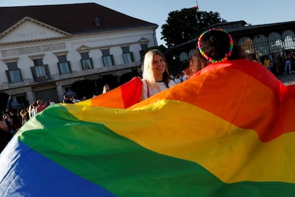 Varios jóvenes protestan en Budapest con banderas LGTBIQ contra la ley impulsada por el Gobierno húngaro.