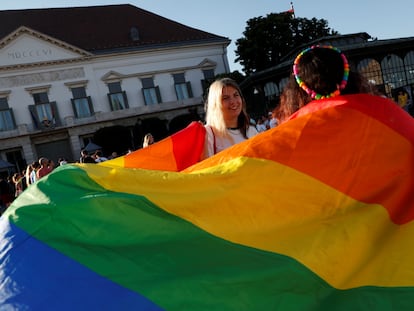 Varios jóvenes protestan en Budapest con banderas LGTBIQ contra la ley impulsada por el Gobierno húngaro.