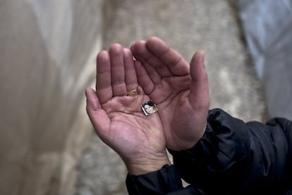 Rustum Abdulrahman (35 años), refugiado sirio del distrito norte de Al-Ashrafiya (Alepo), muestra una fotografía de su esposa Zuzan, en el campo de refugiados de Ritsona (Grecia). 'Llevo esta foto siempre conmigo, tiene un tamaño muy pequeño para que sea más fácil de proteger y evitar dañarla. Mi esposa es mi mejor amiga y socia de vida.'