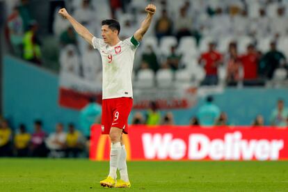 Robert Lewandowski celebra la victoria de Polonia este sábado frente a Arabia Saudí.