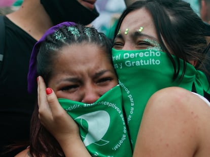 Unas jóvenes participan en una manifestación a favor de la legalización del aborto fuera del Congreso Nacional, en Buenos Aires, Argentina.