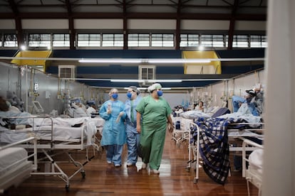 Profissionais de saúde trabalham em uma das alas do hospital de campanha.