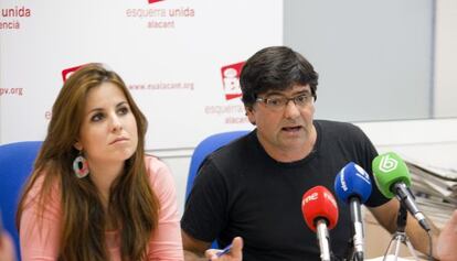 El concejal Miguel &Aacute;ngel Pav&oacute;n y la diputada de EU, Esther L&oacute;pez, en la rueda de prensa. 