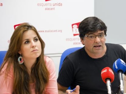 El concejal Miguel &Aacute;ngel Pav&oacute;n y la diputada de EU, Esther L&oacute;pez, en la rueda de prensa. 