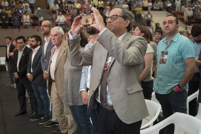 El presidente de la Generalitat, Joaquim Torra, toma una foto en un acto de Omnium cultural.