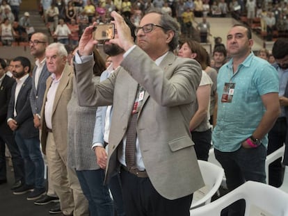 El presidente de la Generalitat, Joaquim Torra, toma una foto en un acto de Omnium cultural.