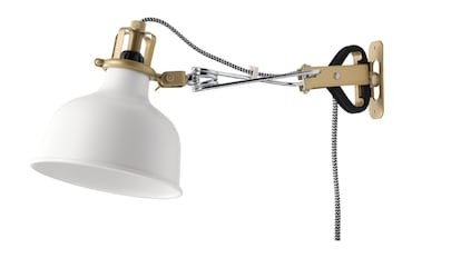 Esta lámpara de Ikea se instala en la pared, se puede regular su longitud y tiene una base pesada y estable.