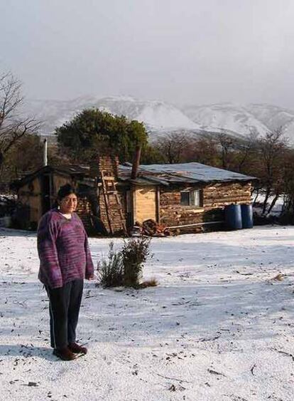 Rosa Rúa, junto a la cabaña que ha levantado en Neuquén.