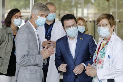 El presidente de la Generalitat, Pere Aragonès (centro), y el consejero de Salud, Josep Maria Argimon, en el hospital de Bellvitge en L'Hospitalet de Llobregat (Barcelona), el domingo.
