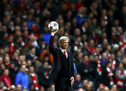 Arsene Wenger con el balón durante el partido.