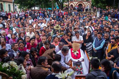 Cientos de personas acuden a una misa de cuerpo presente del sacerdote Marcelo Pérez Pérez, el 21 de octubre en San Andrés Larráinzar, Chiapas. 