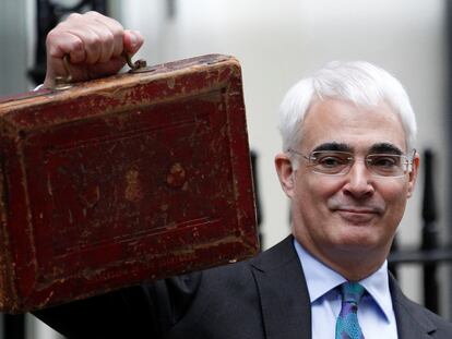 El ex ministro de Economía del Reino Unido, Alistair Darling, el 24 de marzo de 2010, muestra a las puertas de Downing Street el maletín de los presupuestos