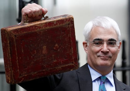 El ex ministro de Economía del Reino Unido, Alistair Darling, el 24 de marzo de 2010, muestra a las puertas de Downing Street el maletín de los presupuestos
