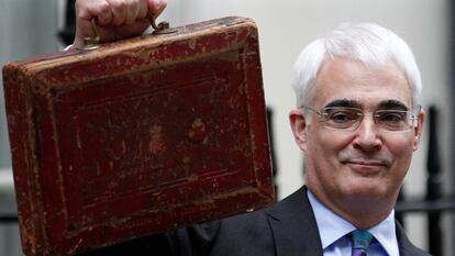 El ex ministro de Economía del Reino Unido, Alistair Darling, el 24 de marzo de 2010, muestra a las puertas de Downing Street el maletín de los presupuestos