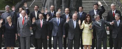 Los líderes iberoamericanos saludan durante la cumbre celebrada esta semana en San Salvador