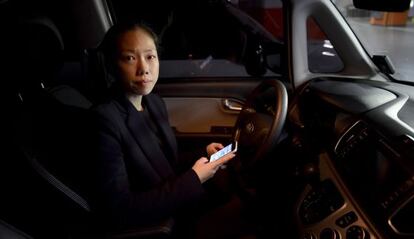 Jiyoung Hong, diretora da SoCar, mostra o aplicativo com o qual os carros alugados são desbloqueados.